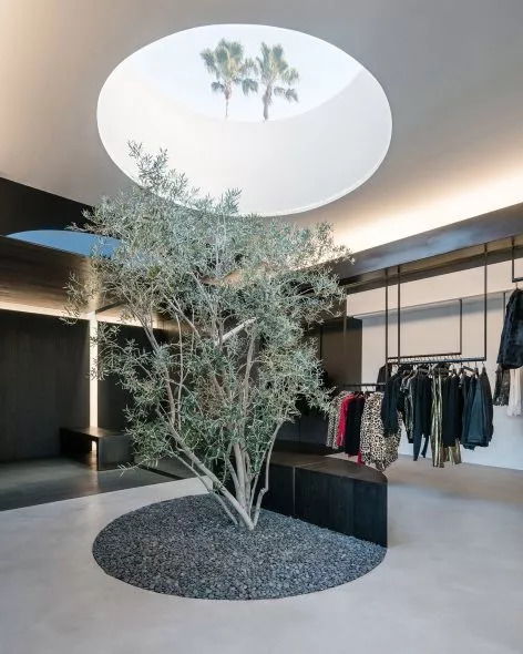 在極簡主義服裝店中，為心靈尋覓冥想空間